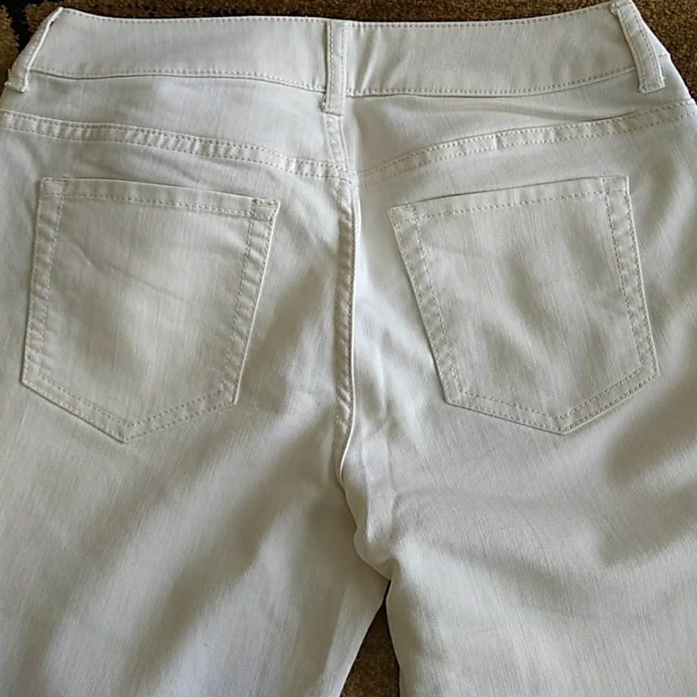 Chicos Capri - Picture 4 of 6
